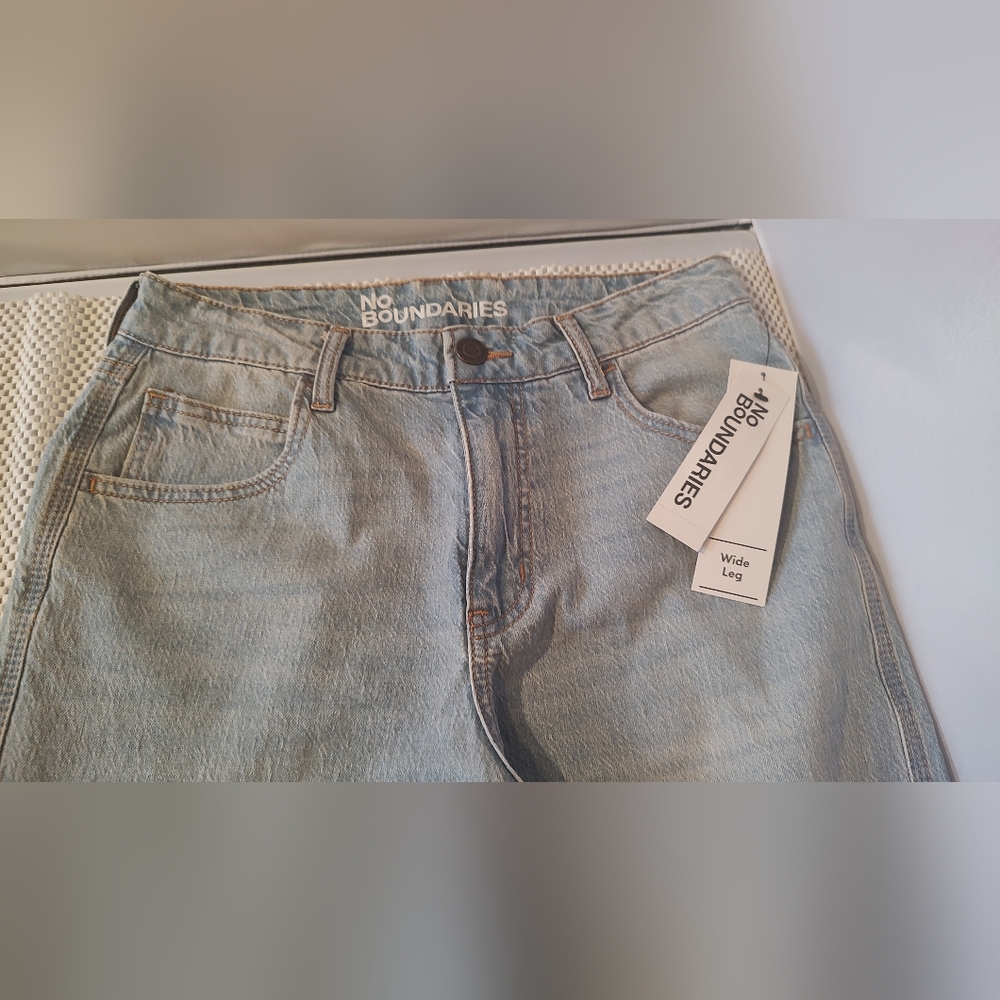 No Boundaries Women's Size 4 Mid-Rise Baggy Wide Leg Jeans Light Enzyme W/Tint - Picture 4 of 6